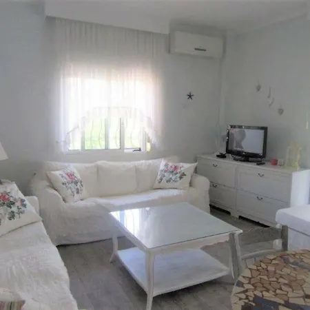Apartment Apart. Near The With Indor Parking And Yard *