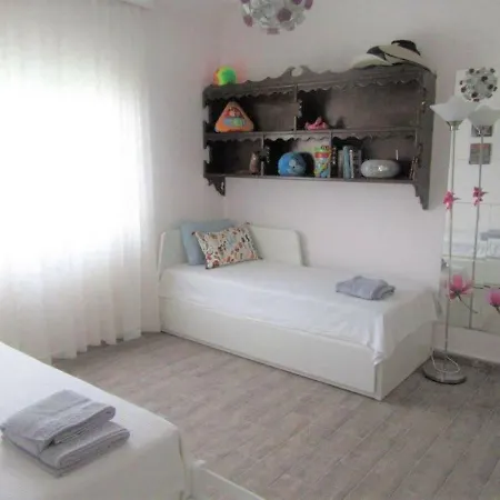 Apartment Apart. Near The With Indor Parking And Yard