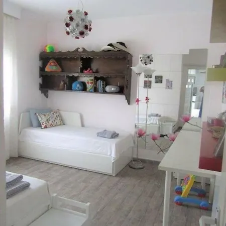 Apartment Apart. Near The With Indor Parking And Yard *