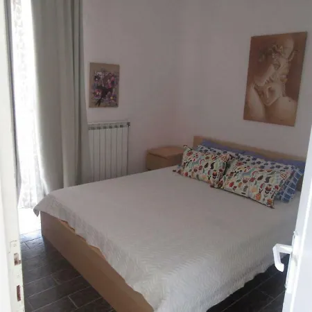 Apart. Near The With Indor Parking And Yard Apartment