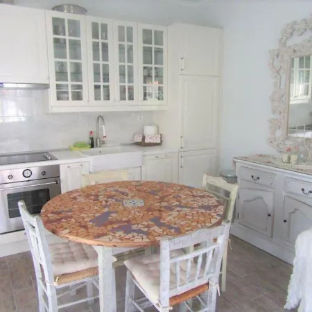 Apart. Near The With Indor Parking And Yard Apartman Pefkohóri