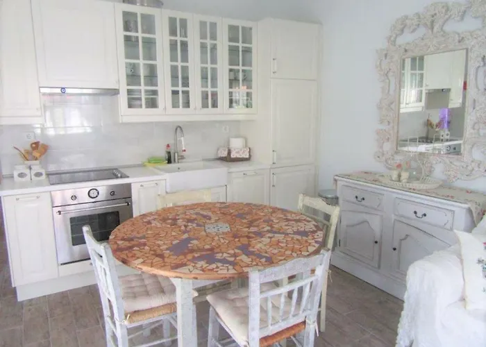 Apart. Near The With Indor Parking And Yard Lejlighed Pefkochori